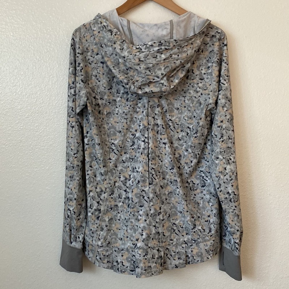 Lululemon Like New Lightened Up 1/4 Zip Pullover in Speckled Silver and Gray - Picture 10 of 14